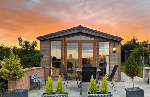 Newark upon Trent Chalet De Esquí | FAIRVIEW FARM Holiday Accommodation 14 Luxury Lodges, Cabins, Dog Friendly, Suitable for Couples, Families and Groups, Wedding Guests , Corporate events, Sleeps 2-65 guests in Ravenshead, Nottingham near Sherwood Forest, set in 88 acres