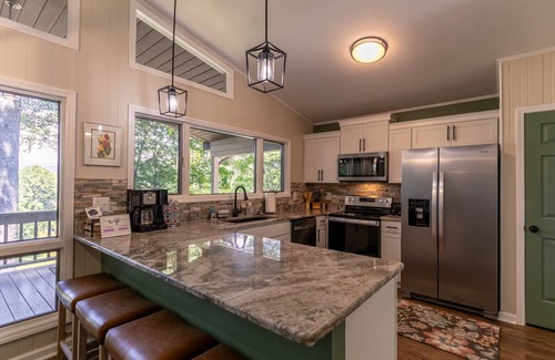 Spruce Pine Cabina | Fairway Gem at Spruce Pine - EV charge port, hot tub, fishing access