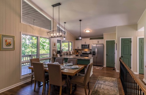 Spruce Pine Cabina | Fairway Gem at Spruce Pine - EV charge port, hot tub, fishing access