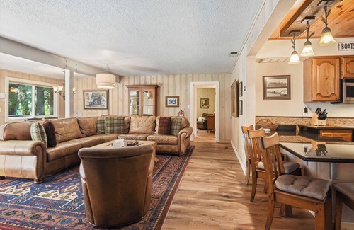 Kings Beach Cabina | Fairway Vacation Rental Cabin - Walk to Lake, On Golf Course