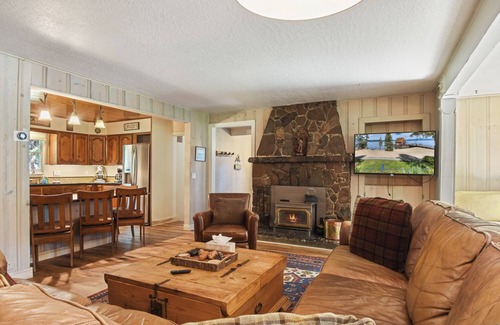 Kings Beach Cabina | Fairway Vacation Rental Cabin - Walk to Lake, On Golf Course