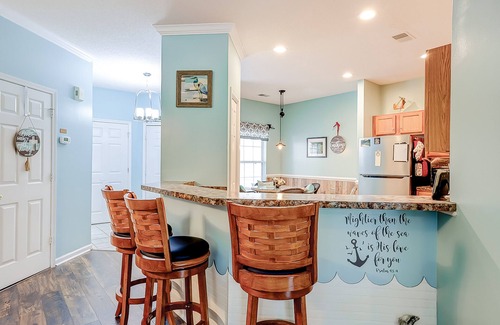 Red Hill Condominio | Fairway-view condo with screened porch, AC, W/D, pool, hot tub, & tennis