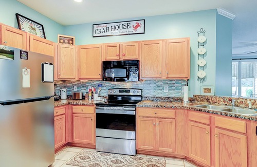 Red Hill Condominio | Fairway-view condo with screened porch, AC, W/D, pool, hot tub, & tennis