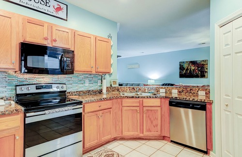 Red Hill Condominio | Fairway-view condo with screened porch, AC, W/D, pool, hot tub, & tennis