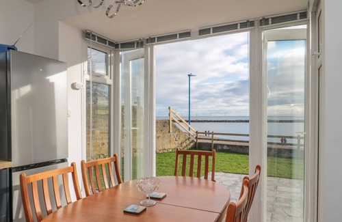 Newbiggin-by-the-Sea Cabaña | FAIRWINDS, pet friendly, with a garden in Newbiggin-By-The-Sea