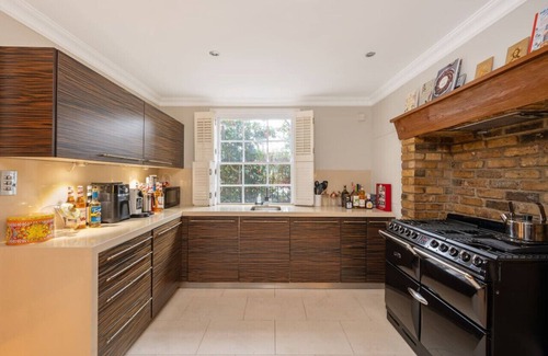 Churchill Casa | Fairytale Garden House - Next to Victoria Station and Pet Friendly