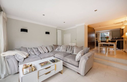 Churchill Casa | Fairytale Garden House - Next to Victoria Station and Pet Friendly