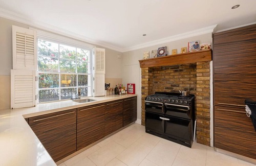 Churchill Casa | Fairytale Garden House - Next to Victoria Station and Pet Friendly