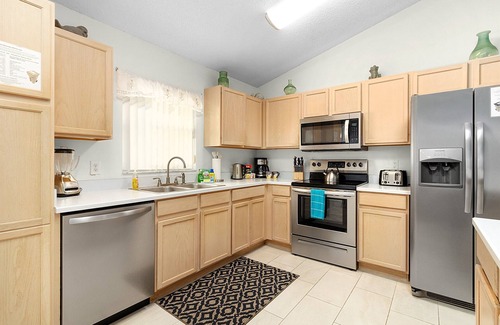 West Kissimmee Villa | Fairytale Villa, 2 Masters, 4 baños, Southern Pool and Spa, Privacy Fence!