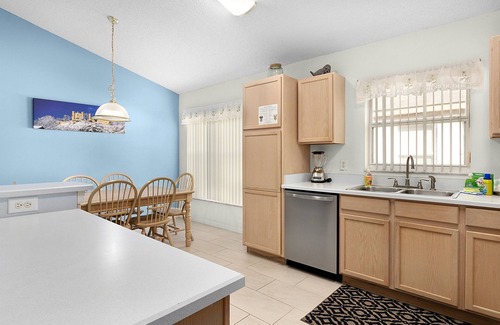 West Kissimmee Villa | Fairytale Villa, 2 Masters, 4 baños, Southern Pool and Spa, Privacy Fence!