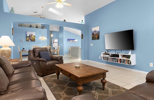 West Kissimmee Villa | Fairytale Villa, 2 Masters, 4 baños, Southern Pool and Spa, Privacy Fence!