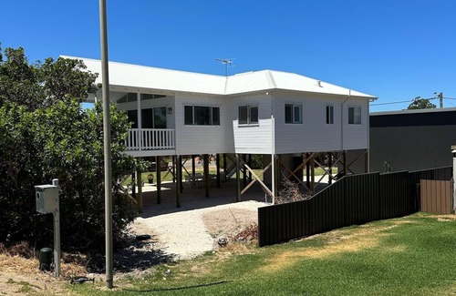 Falcon Casa | Falcon Bay Views, 2min walk to the beach, newly built stilt shack