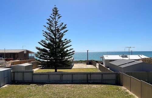 Falcon Casa | Falcon Beach cottage with ocean views