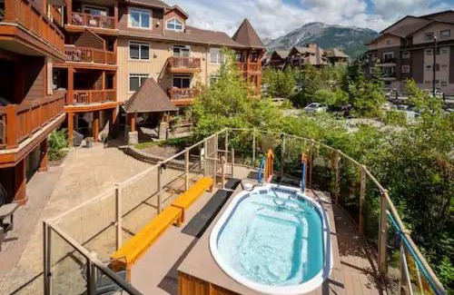 Canmore Apartamento | Falcon Crest Lodge 1 BR Condo With Gym & Hot-Tubs & Mountain View