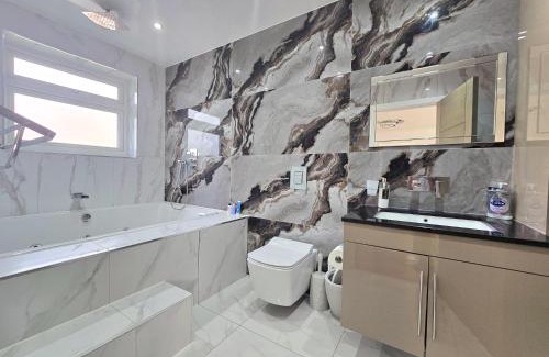 Rushmoor District Casa | Falcon house