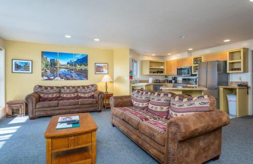 Yosemite West Casa | Falcons Nest (Downstairs)