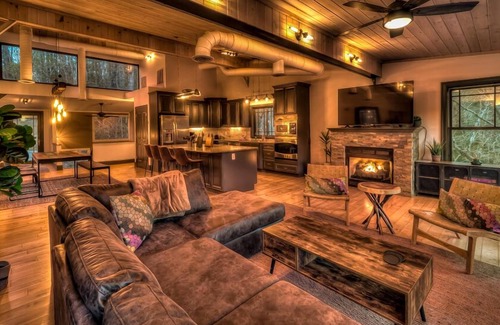 Epworth Cabina | Falcons Nest- Pet Friendly | River Front Inicio | Pozo de fuego al aire libre | Fightingtown Creek