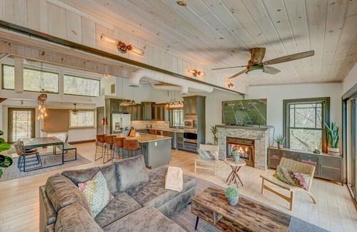 Epworth Cabina | Falcons Nest- Pet Friendly | River Front Inicio | Pozo de fuego al aire libre | Fightingtown Creek