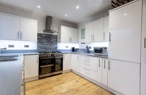 Wroughton Casa | Falkirk House Contractors Long Stays Spacious