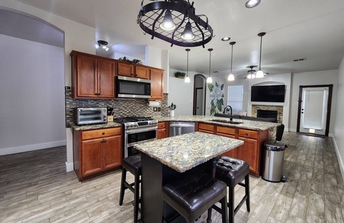 Euless Casa | Fall and Football season are almost here! Enjoy it in the pool oasis getaway!