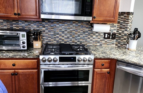 Euless Casa | Fall and Football season are almost here! Enjoy it in the pool oasis getaway!