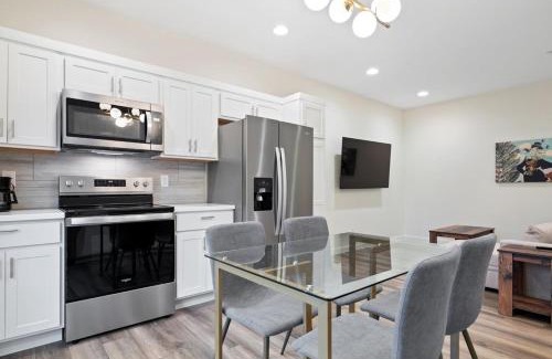 Evansville Apartamento | Fall at Golden Goose including King Bed, Parking, Security and Laundry