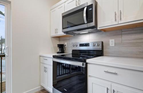 Evansville Apartamento | Fall at Golden Goose including King Bed, Parking, Security and Laundry