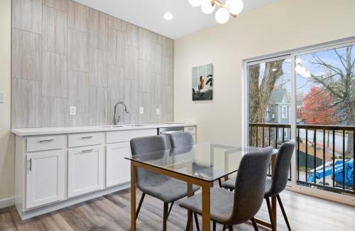 Evansville Apartamento | Fall at Golden Goose including King Bed, Parking, Security and Laundry