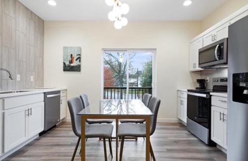 Evansville Apartamento | Fall at Golden Goose including King Bed, Parking, Security and Laundry