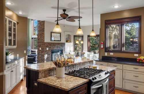 Mountain Shadows Casa | Fall Availability! Large Family-Friendly Escape Game Room Hot Tub Kids room