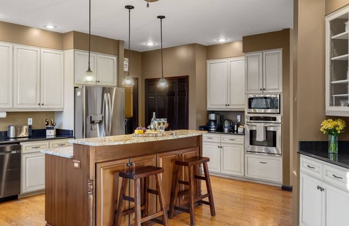 Mountain Shadows Casa | Fall Availability! Large Family-Friendly Escape Game Room Hot Tub Kids room