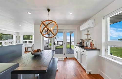 Green Bay Casa | Luxury Bayfront Home with Kayaks & Lambeau Views