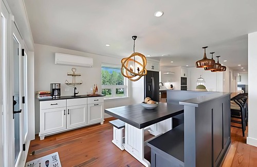 Green Bay Casa | Luxury Bayfront Home with Kayaks & Lambeau Views