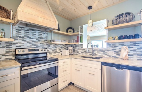 Little Venice Casa | Direct Oceanfront w/ Pool - Fish right off the dock!