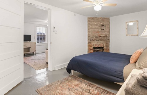 Faubourg Livaudais Apartamento | Fall bliss! Steps from St Charles - 2BD Garden District Apt.