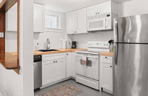 Faubourg Livaudais Apartamento | Fall bliss! Steps from St Charles - 2BD Garden District Apt.