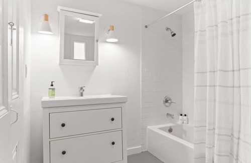 Faubourg Livaudais Apartamento | Fall bliss! Steps from St Charles - 2BD Garden District Apt.