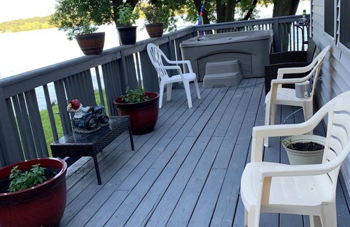 Lynn Center Casa | Fall Colors! Lux Riverfront, Hot Tub, In & Outdoor Fireplace & Best place in QC.