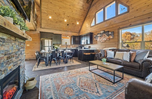 Sevierville Cabina | Fall Colors Retreat Pool, Tub, Games & Pets OK