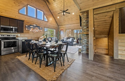Sevierville Cabina | Fall Colors Retreat Pool, Tub, Games & Pets OK