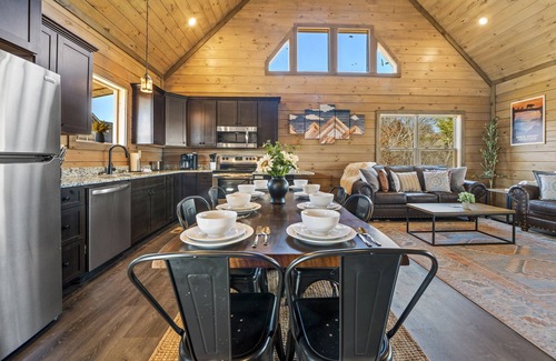 Sevierville Cabina | Fall Colors Retreat Pool, Tub, Games & Pets OK