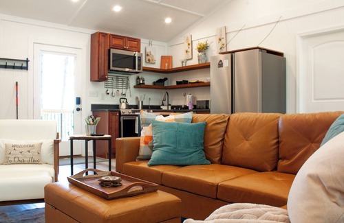 Campton Cabina | Fall Colors- Secluded 2BR Cabin - Hot Tub - Pet Friendly- 6 Minutes to Gorge
