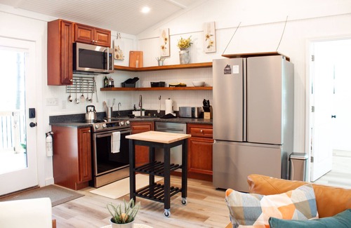 Campton Cabina | Fall Colors- Secluded 2BR Cabin - Hot Tub - Pet Friendly- 6 Minutes to Gorge