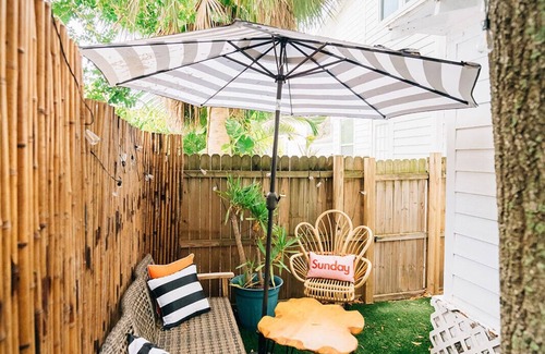 Historic Old Northeast Apartamento | Fall Deals The Twisted Tulip, a curious stay
