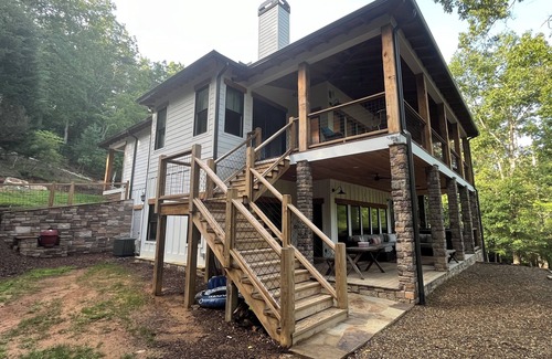 Demorest Casa | Fall Discount! 7 BR Luxury River home, hot tub, kayak, game room, fire pit
