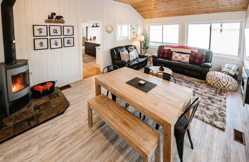 Selwyn Cabaña | Fall Escape 3BR Cottage with Fire Pit & Lake Views