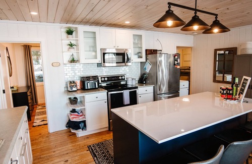 Selwyn Cabaña | Fall Escape 3BR Cottage with Fire Pit & Lake Views