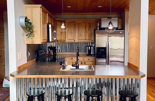 Grassy Creek Cabina | Summer Mtn Getaway 4-bedroom dog-friendly log cabin