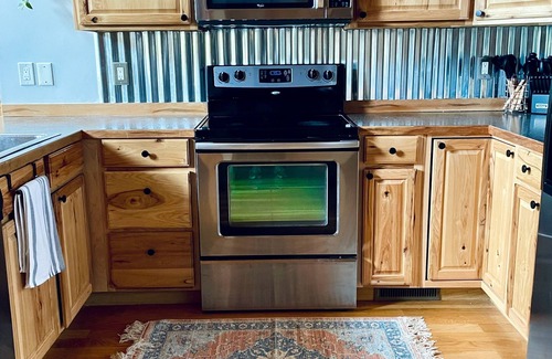 Grassy Creek Cabina | Summer Mtn Getaway 4-bedroom dog-friendly log cabin