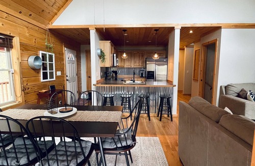 Grassy Creek Cabina | Summer Mtn Getaway 4-bedroom dog-friendly log cabin